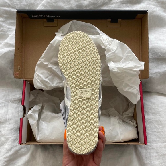 NWB Silver Onitsuka Tigers - Picture 3 of 4